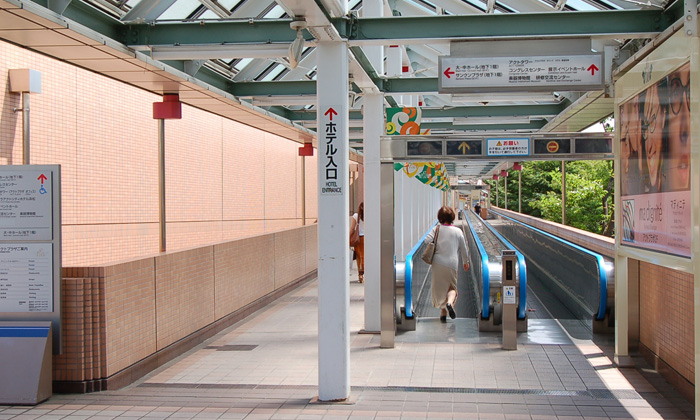 >2F連絡通路（動く歩道）